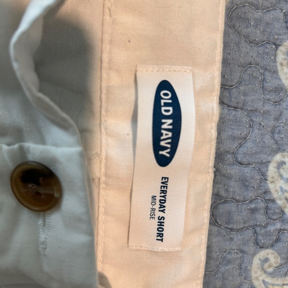 Short shorts - Picture 3 of 4